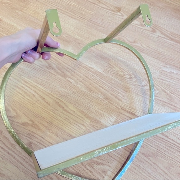 SOLD - Homesense - Gold Heart Shaped Wall Shelf - Picture 4 of 6